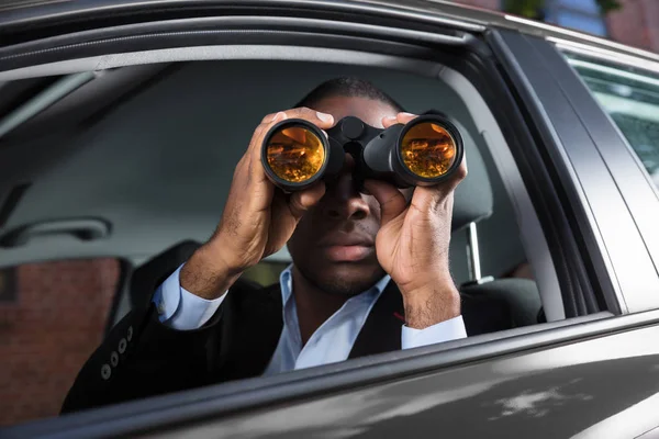 Homme regardant à travers binoculaire — Photo