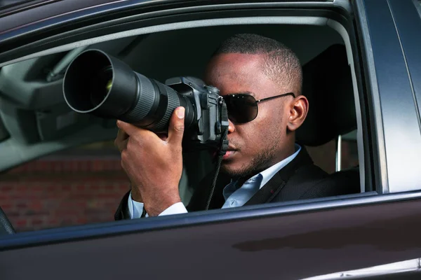 Detetive sentado dentro do carro — Fotografia de Stock