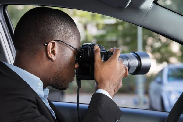 Soukromý detektiv sedí uvnitř automobilu — Stock fotografie