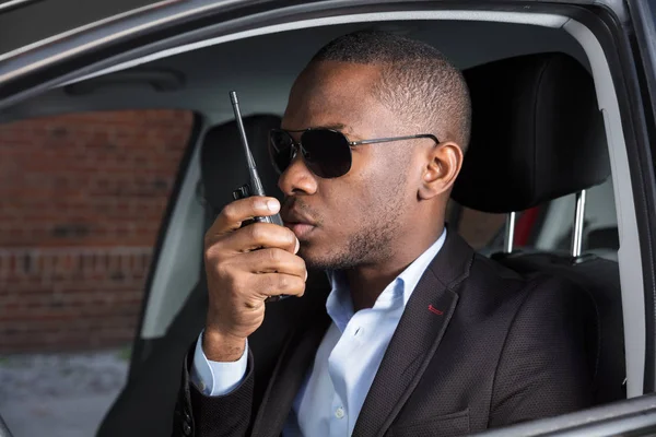 Hombre hablando en walkie talkie — Foto de Stock