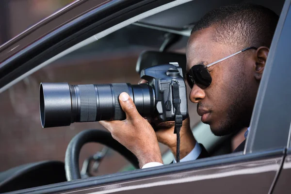 Detektiv sedí uvnitř automobilu — Stock fotografie