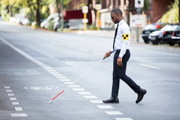 Blind Man Berjalan dengan Stick — Stok Foto