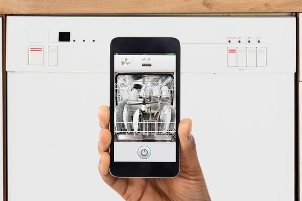 Kvinna visar diskmaskin App — Stockfoto