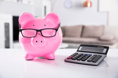 Gözlük takan pembe servet