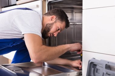 Teknisyen bulaşık makinesi tamiri