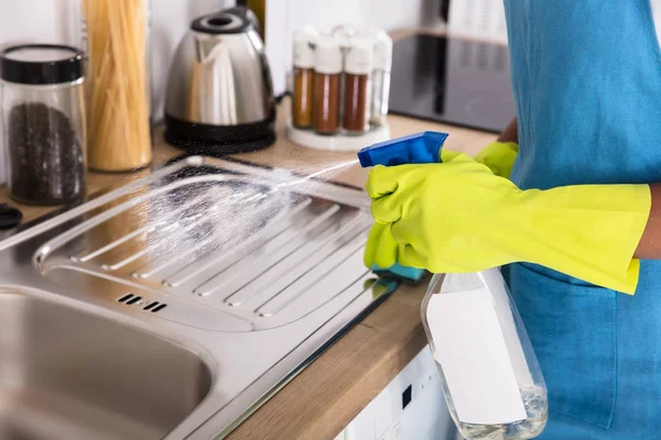 Orang yang membersihkan Dapur Sink — Stok Foto