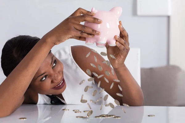 Mujer soltando monedas — Foto de Stock