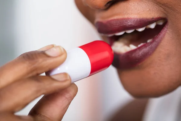 Donna che prende la pillola di medicina — Foto Stock