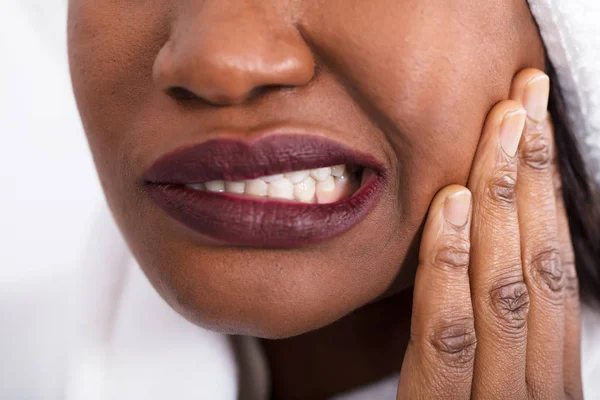 Kvinna med tand smärta — Stockfoto