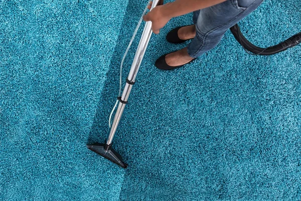 Person Using Vacuum Cleaner — Stock Photo, Image