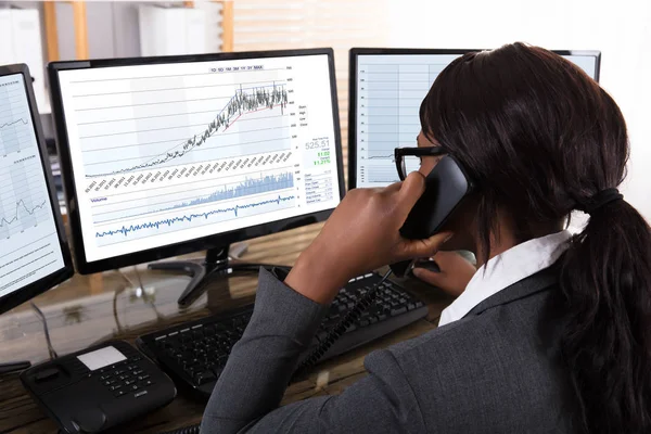 Mercado corretor falando no telefone — Fotografia de Stock
