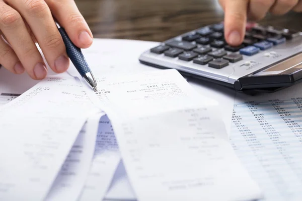 Businessperson Calculating Receipt — Stock Photo, Image