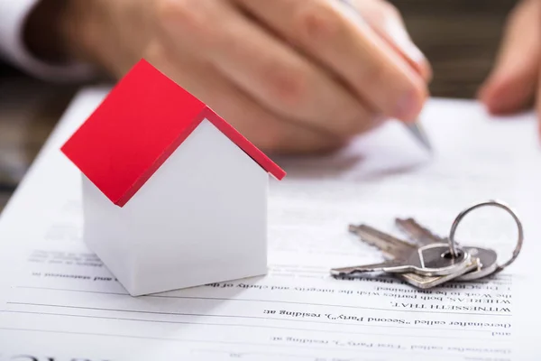 Ondernemer ondertekening Huis Contract — Stockfoto