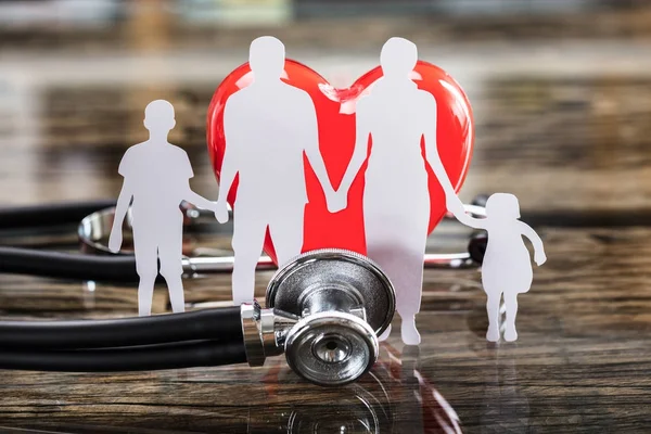 Familia cortada y corazón rojo — Foto de Stock