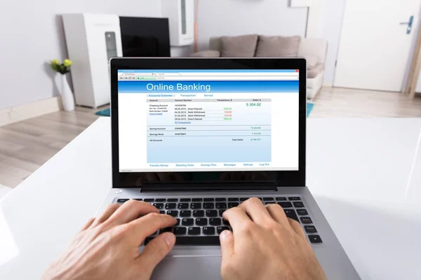 オンライン銀行取引を行う人 — ストック写真
