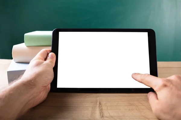 Menschenhände mit digitalem Tablet — Stockfoto