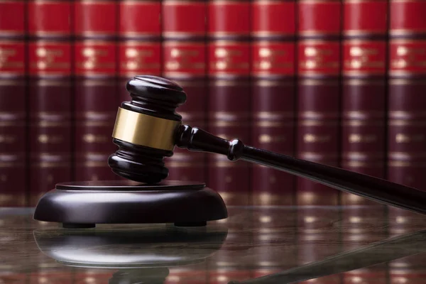 Gavel de madeira na frente do livro — Fotografia de Stock