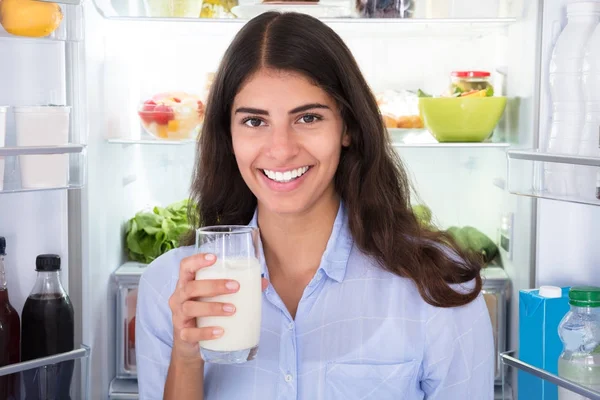 Vrouw bedrijf melk — Stockfoto