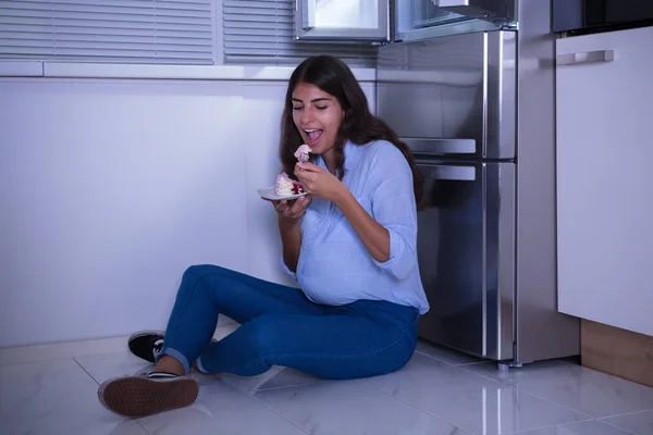 Vrouw eten taart — Stockfoto