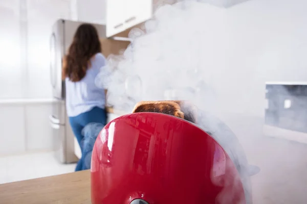 Fumo che esce dal tostapane — Foto Stock