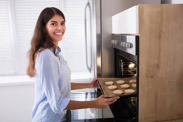 Woman Baking Cookies — Stock Photo, Image