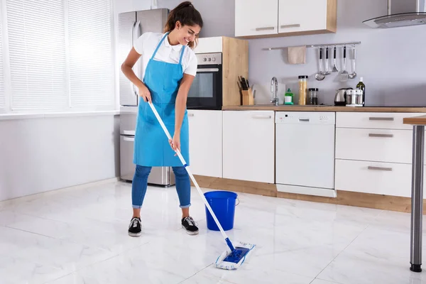 Mujer limpieza piso con fregona — Foto de Stock