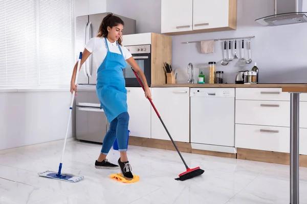 Vrouwelijke Janitor Multitasking — Stockfoto