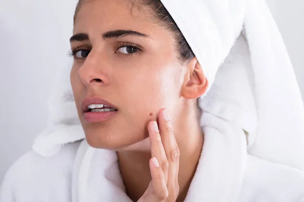 Mulher olhando para Pimple — Fotografia de Stock