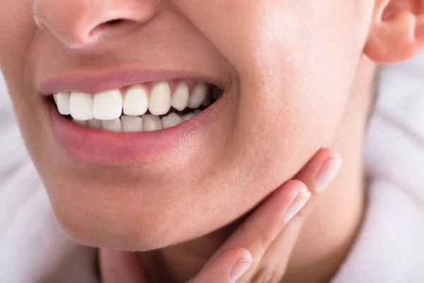 Jovem mulher segurando dor de dente — Fotografia de Stock