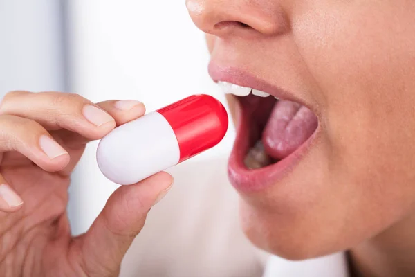 Donna che prende la pillola di medicina — Foto Stock