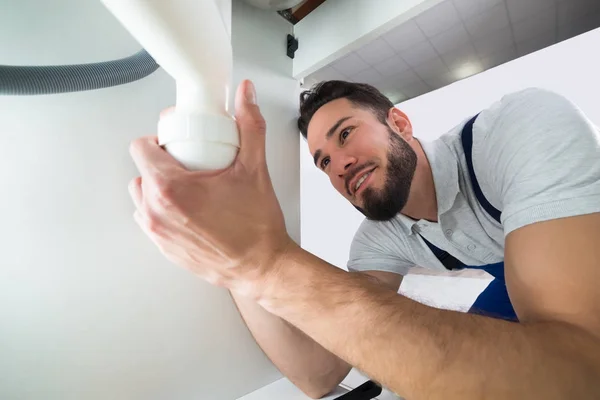 Fontanero examen de tubería fregadero — Foto de Stock