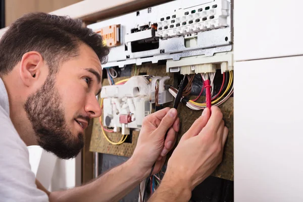 Techniker untersucht Geschirrspüler — Stockfoto