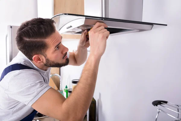 Eletricista Reparação de filtro de cozinha — Fotografia de Stock