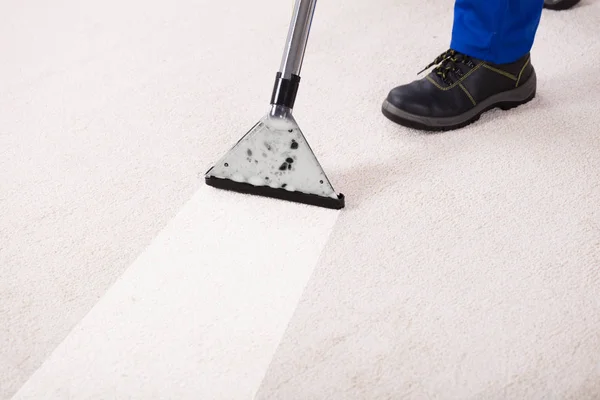 Person rengöring mattan — Stockfoto