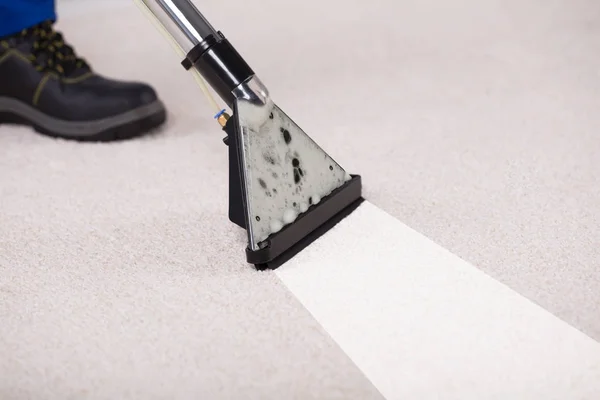 Orang membersihkan karpet — Stok Foto