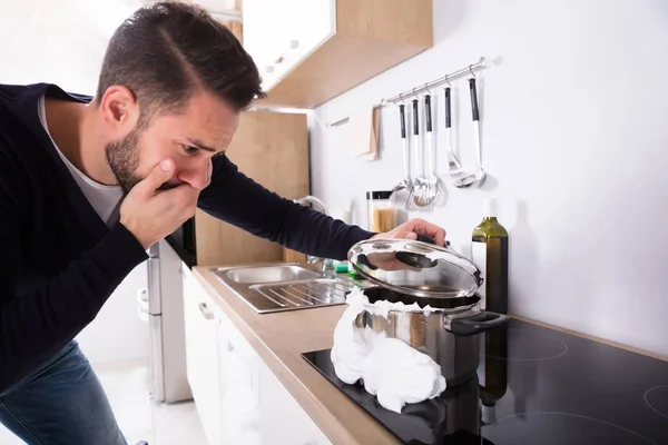 Man op zoek naar melk morsen — Stockfoto