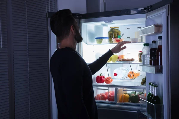 Hombre mirando el refrigerador —  Fotos de Stock