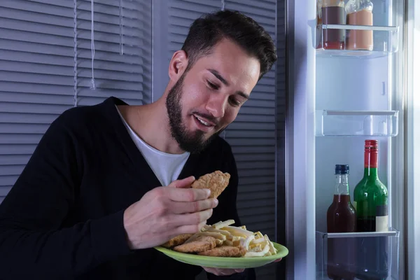 Ο άνθρωπος τρώει τηγανισμένα τρόφιμα — Φωτογραφία Αρχείου