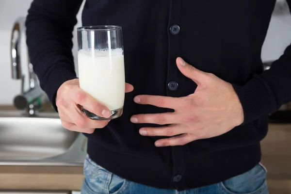 Adam tutarak bir bardak süt — Stok fotoğraf