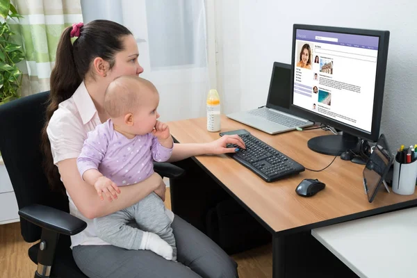 Frau plaudert über Vernetzung — Stockfoto