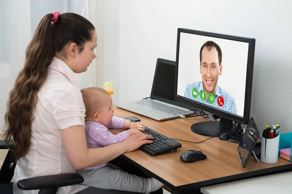 Mujer videoconferencia en la computadora —  Fotos de Stock