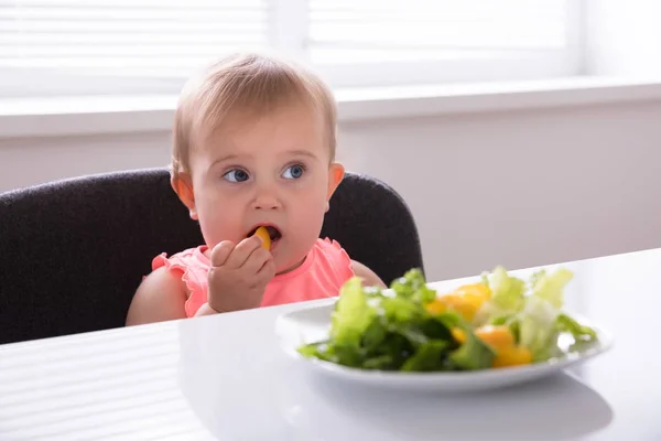 Bébé fille manger des aliments — Photo