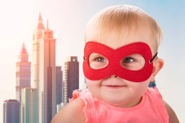 赤いマスクを身に着けているかわいい赤ちゃん — ストック写真