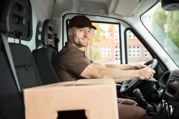 Entrega Hombre sentado dentro de Van — Foto de Stock