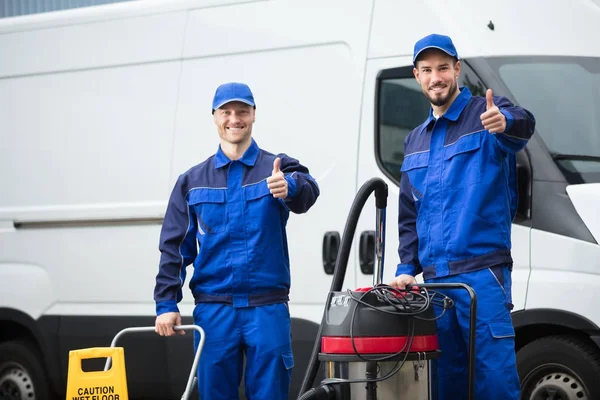 Glad manlig fastighetsskötare — Stockfoto