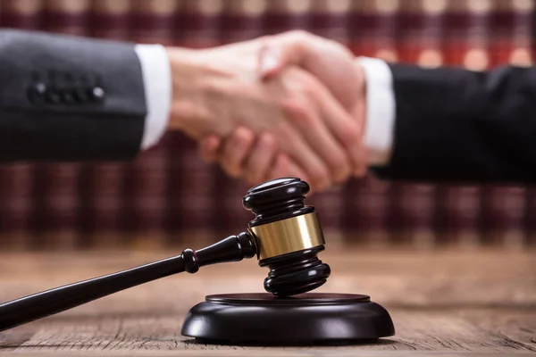 Domare skakar Hand med klienten — Stockfoto