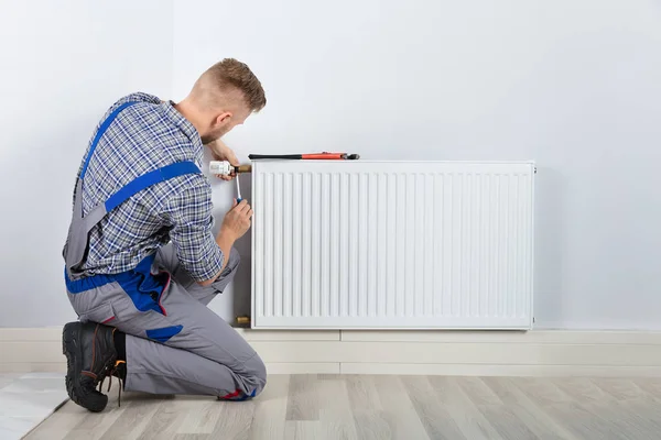 Masculino encanador fixação termostato — Fotografia de Stock