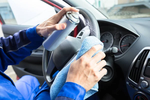 Muž čištění auto volant — Stock fotografie