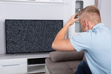 Adam televizyon önünde 