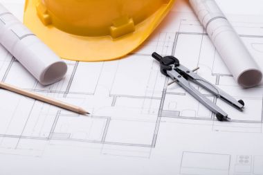 planı üzerinde hardhat araçlarla